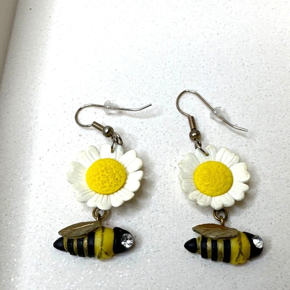 Vtg Daisy Flower & Bee Dangle Earrings With Yellow White Accents Womens Fashion